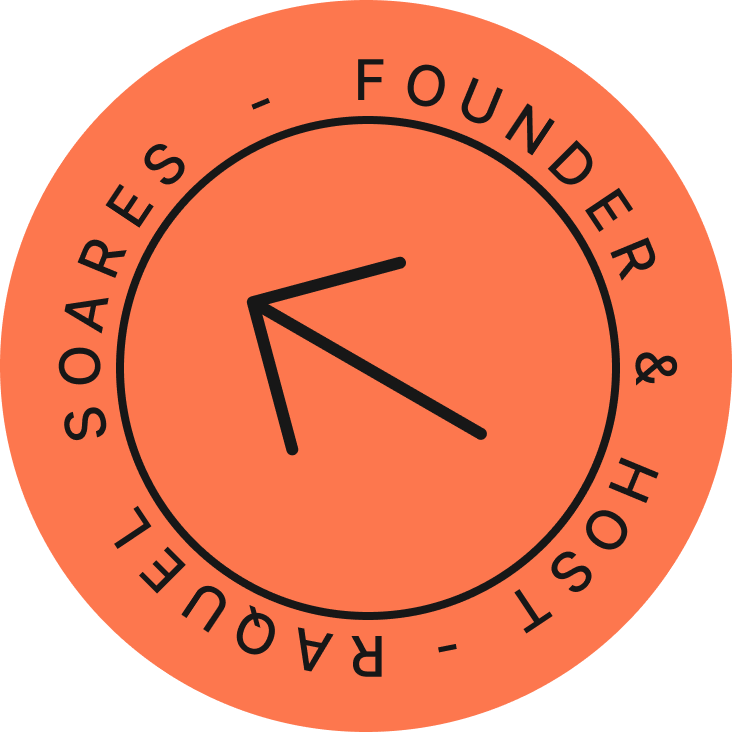 Símbolo circular do Personal Branding Summit com o nome de Raquel Soares como fundadora e anfitriã